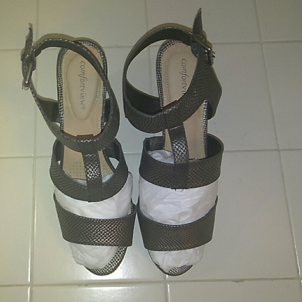 Shoes - Picture 3 of 4
